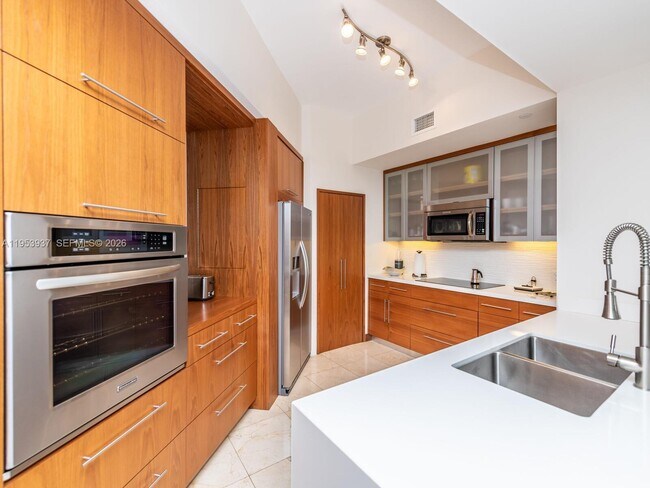 Building Photo - 888 Brickell Key Dr