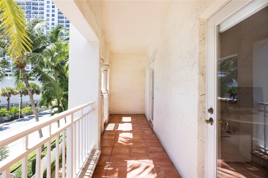 Building Photo - 1415 Sunset Harbour Dr