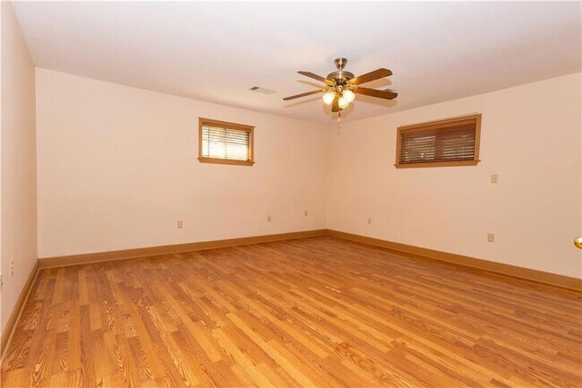 Building Photo - 3745 Riviera Dr