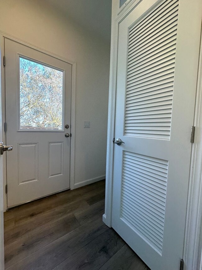 Building Photo - Rare horse property with huge workshop and dog kennels. Ready for move in