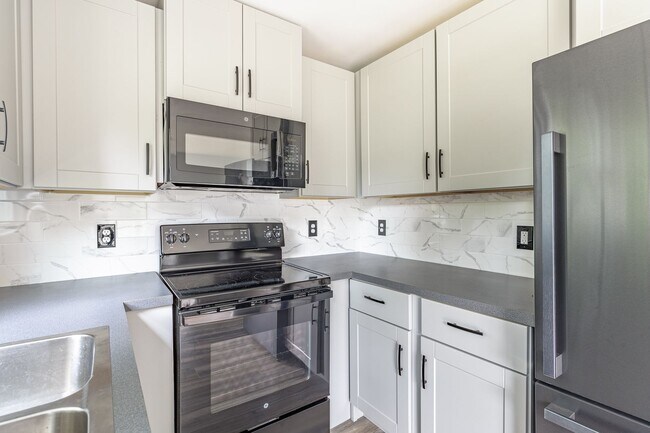 Building Photo - Spacious home located in a great neighborh...