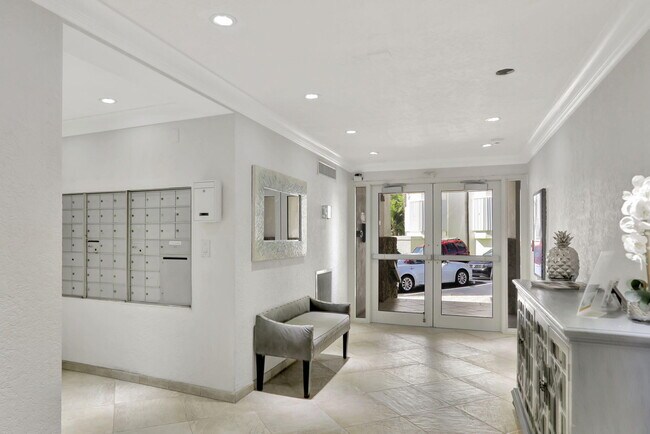 Building Photo - 1069 Hillsboro Mile