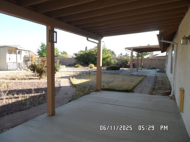 Building Photo - 3 Bedrooms, Den, 2 Bathrooms, 3 Car Garage...