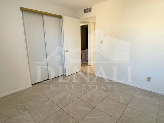 Building Photo - 4746 W Aster Dr