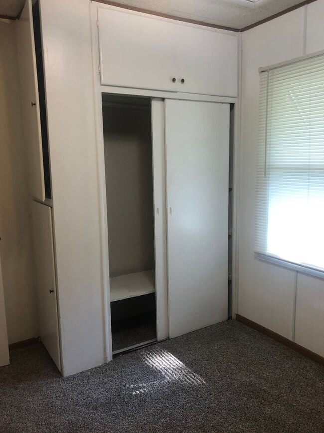 Building Photo - Spacious 2-Bedroom Home