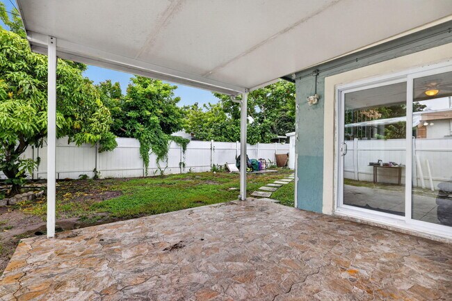 Building Photo - 2707 Bahama Dr
