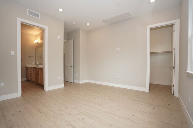 Building Photo - New Construction End Unit Luxury Townhome in Central Sunnyvale Location!