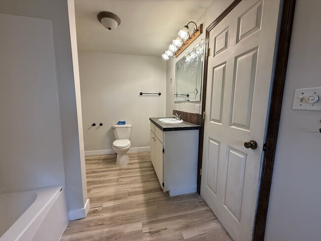 Building Photo - **Move in Ready** 3 bedroom close to downtown!