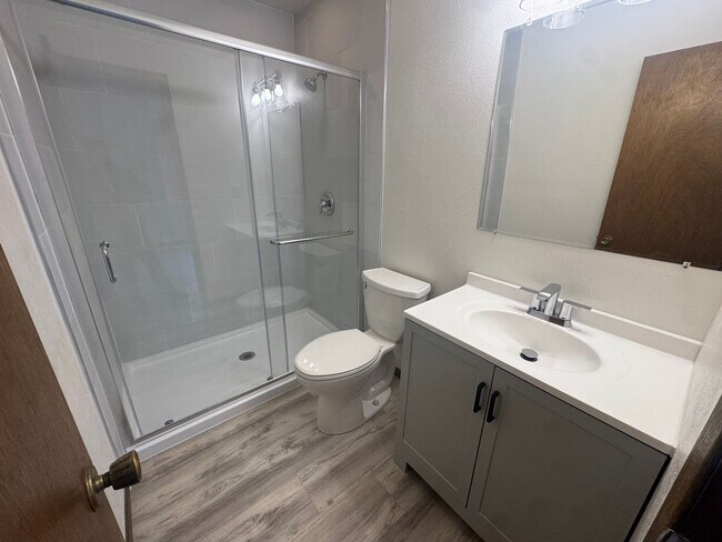 Building Photo - Newly updated Three Bedroom Available In Triplex in Meadowglen