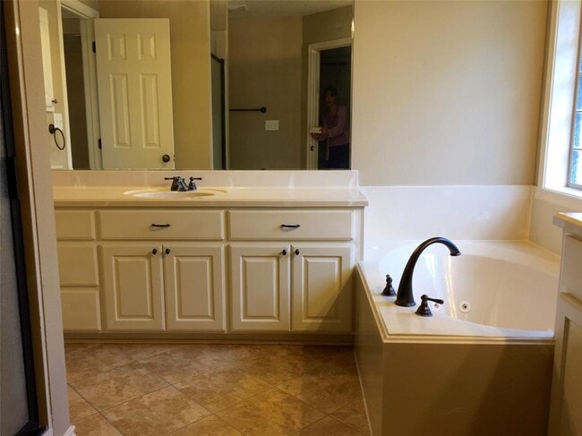 Building Photo - 304 Candle Stone Ct