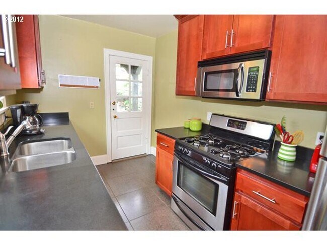 Building Photo - Darling Condo in heart of Hawthorne