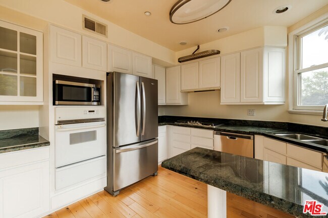 Building Photo - 2030 S Bentley Ave