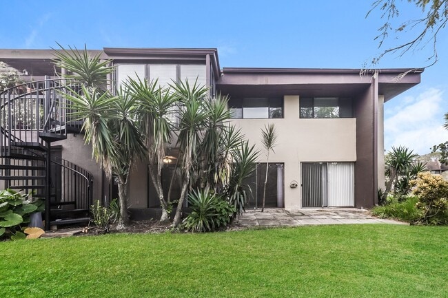 Building Photo - 3 BR / 2 BA Ground-Floor Condo | Screened ...