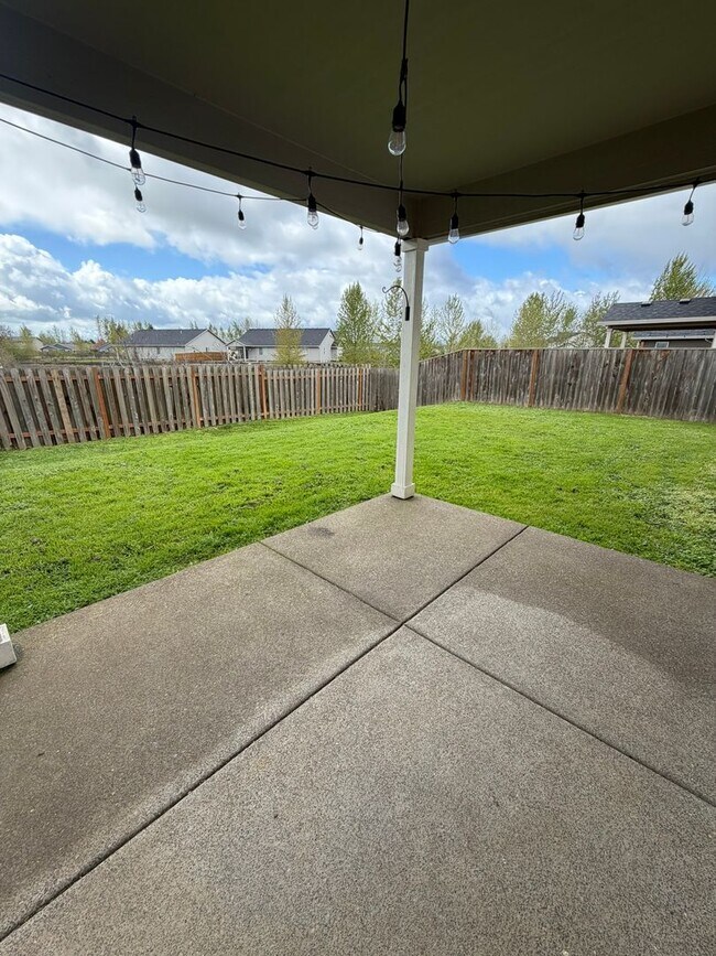 Building Photo - Must See 4 Bedroom!