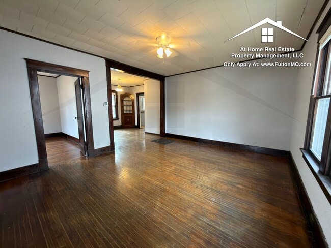 Building Photo - 302 W 6th St