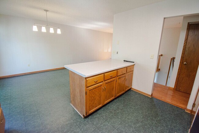 Building Photo - NW Rochester Split-Level with Vaulted Ceilings & Detached 2-Car Garage
