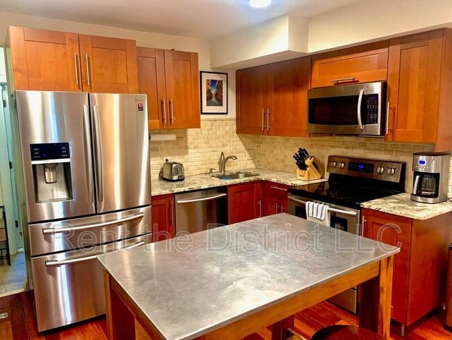 Building Photo - 1424 L St SE