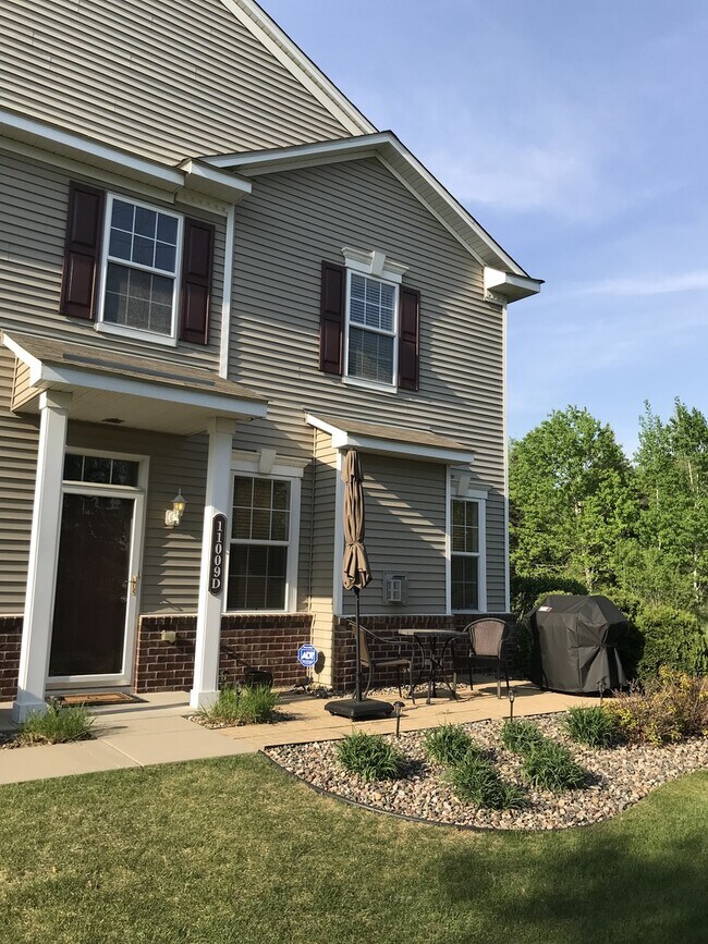 Building Photo - End-Unit Townhome *3Bd*2.5Ba plus loft*1767sqft. Community Pool! Available July 1st!