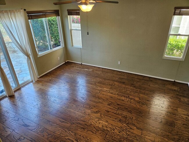 Building Photo - 3 Bedroom - 2.5 Bathroom Townhome in Scrip...