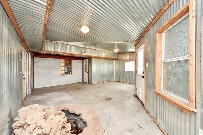 Building Photo - 5001 Glenhaven Dr
