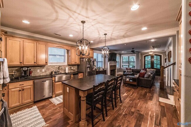 Building Photo - 1716 NE Wellman Ave