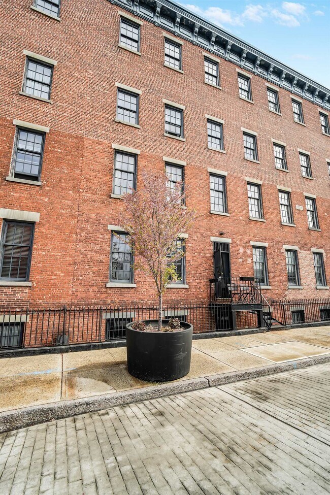 Primary Photo - 347 Varick St