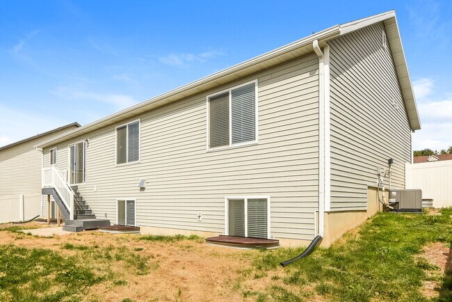 Building Photo - 4621 S W Pk Dr