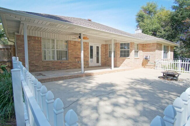 Building Photo - Spacious Oak Meadows Home in Milton with Multiple Living Areas, Fenced Yard & 1/2 Off First Month...