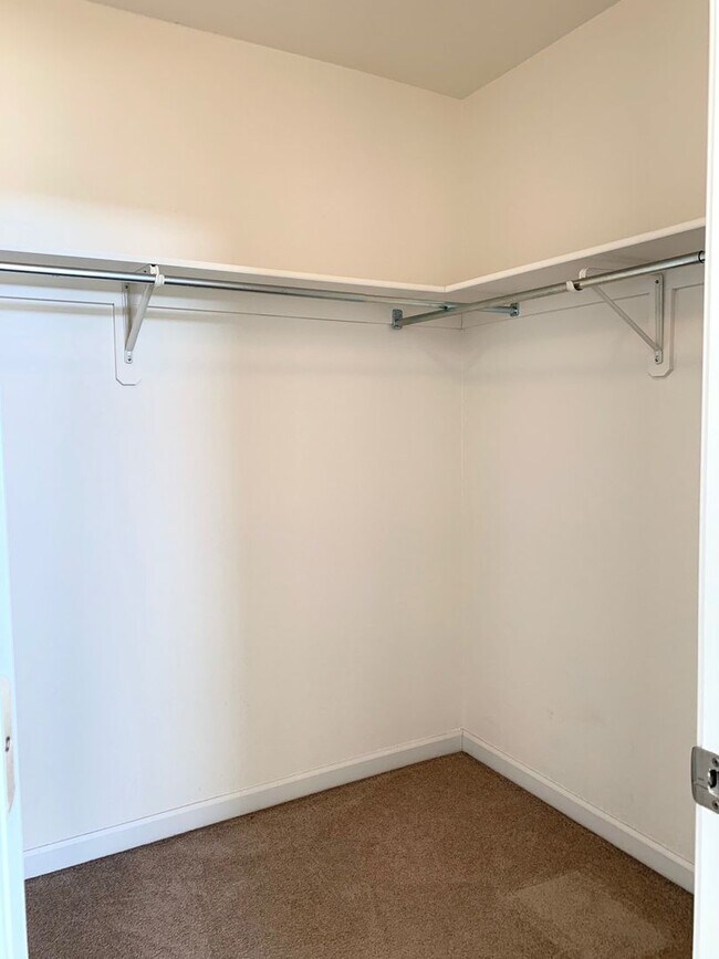 Building Photo - Spacious 3 Bedroom Townhome- Convenient Access to the Front Range