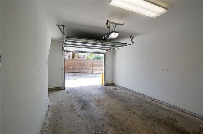 Building Photo - 1 Bed, 1.5 Bath Apartment on Northgate! Minutes from TAMU