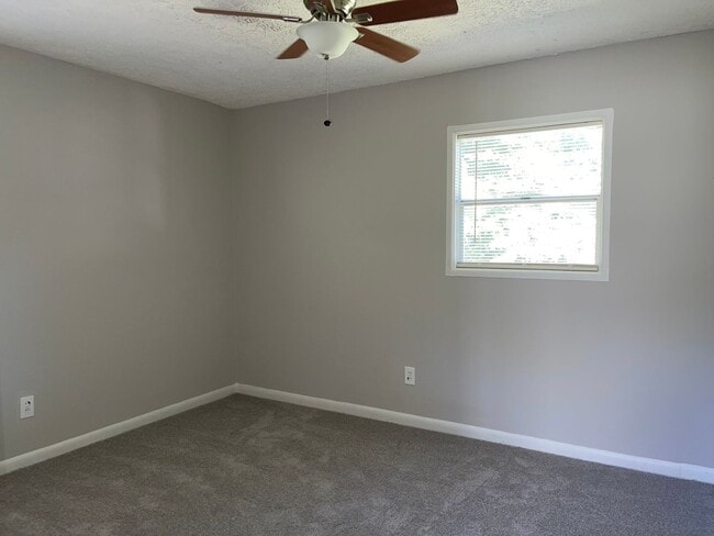 Building Photo - Renovated 3 Bed/1 Bath Ranch