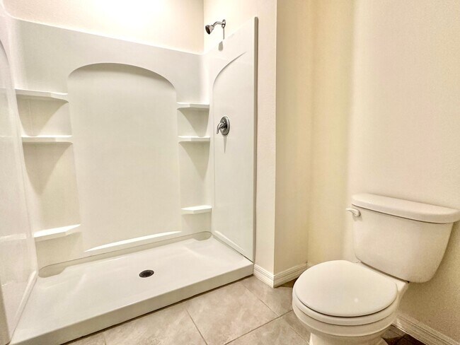 Building Photo - Fresh, modern & convenient 3Bedrooms/2.5Baths home in Daytona Beach!