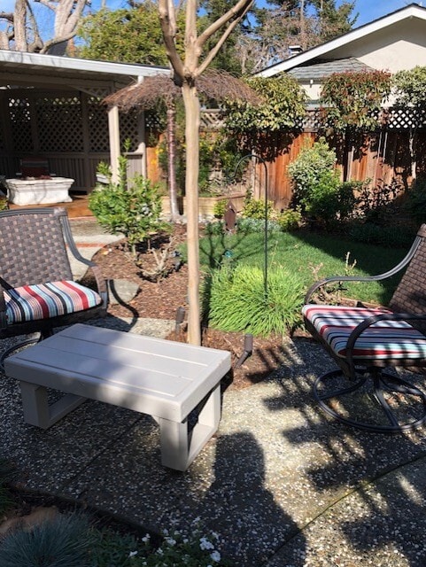 Multiple seating areas in the garden - 819 Rubis Dr