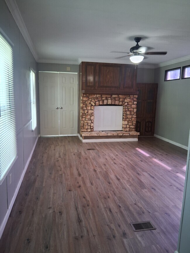 Building Photo - 252 Golden Crest Dr