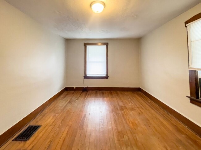 Building Photo - PRELEASING for AUGUST! Close to Campus: Washer and Dryer Included