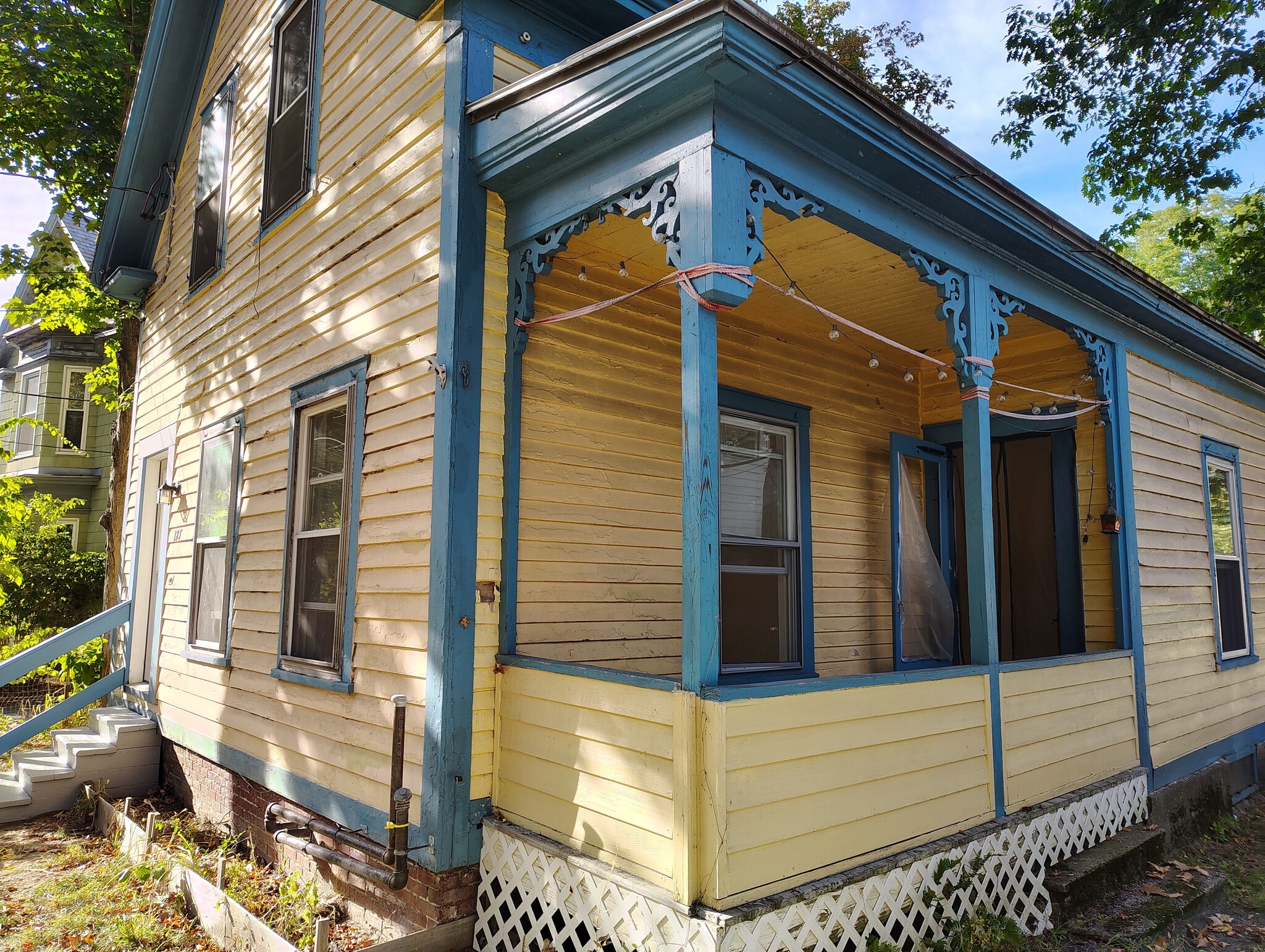 Building Photo - 123 Frost St