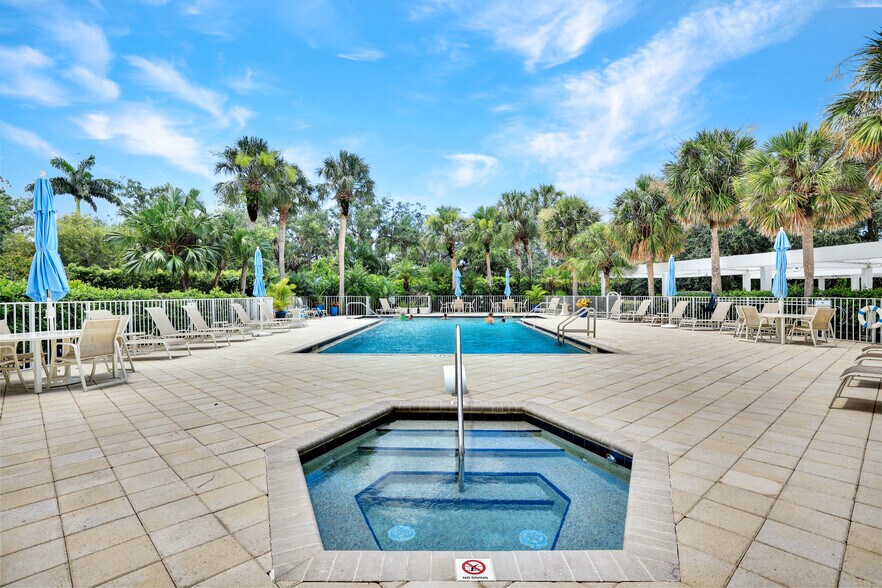 Building Photo - 6361 Pelican Bay Blvd