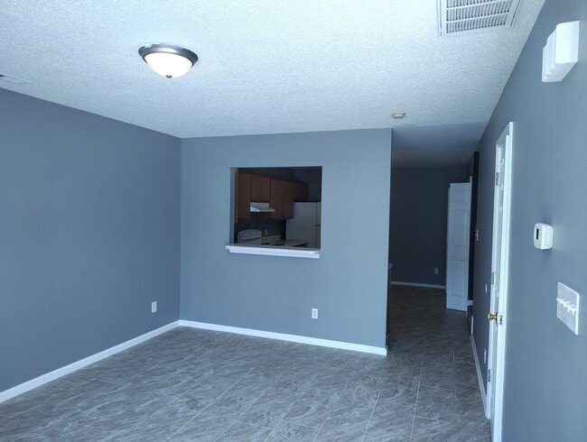 Building Photo - Cute Townhome