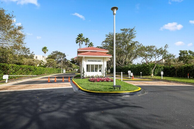 Building Photo - 7290 Kinghurst Dr