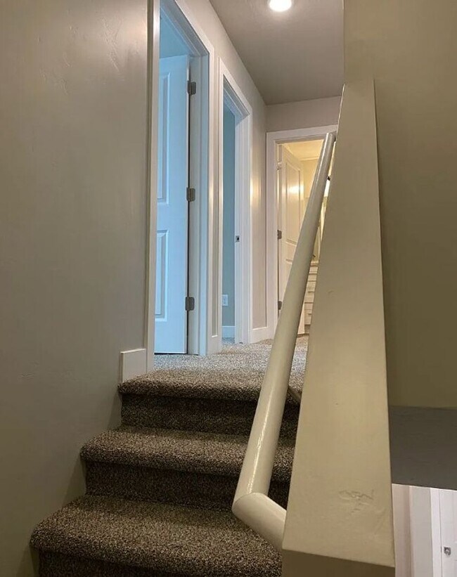 Building Photo - 3 Bedroom End-Unit Townhome in Cedar Bend – Great Cedar City Location