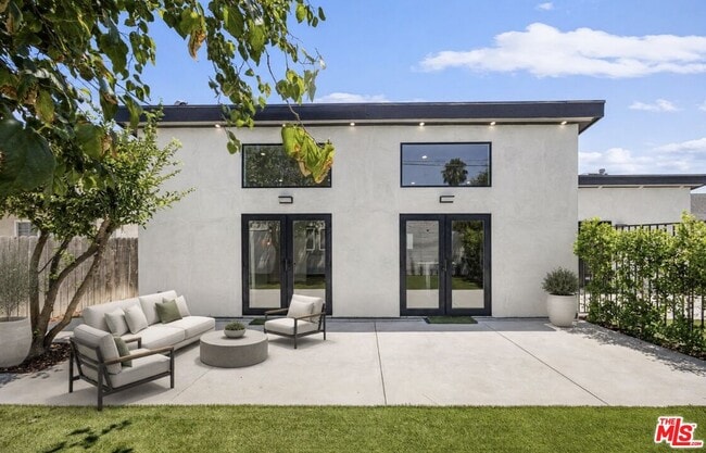 Building Photo - 7933 Zelzah Ave