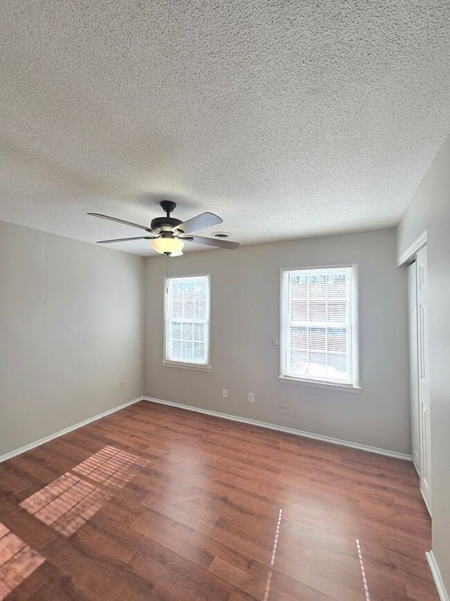 Building Photo - STONESTHROW - 2 Bedroom Townhome - Perfect...