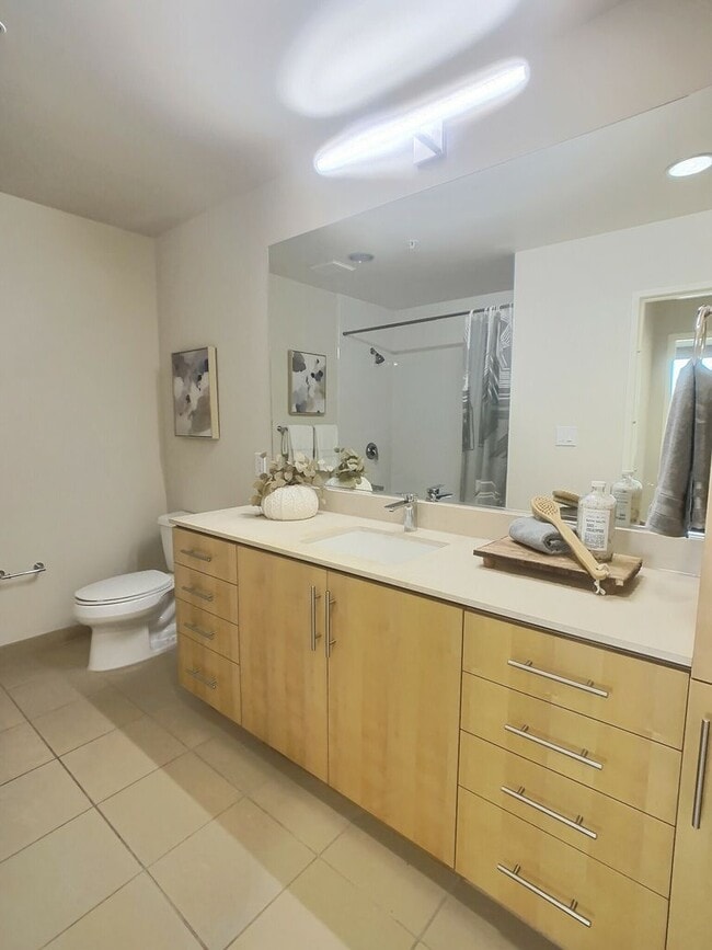 Building Photo - Gorgeous 1 Bedroom Condo at Axis with Den