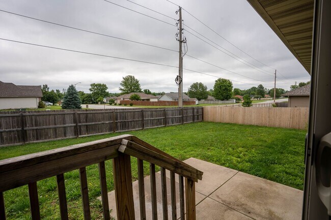 Building Photo - 3 bed home with NEW FLOORING AND FULLY FEN...