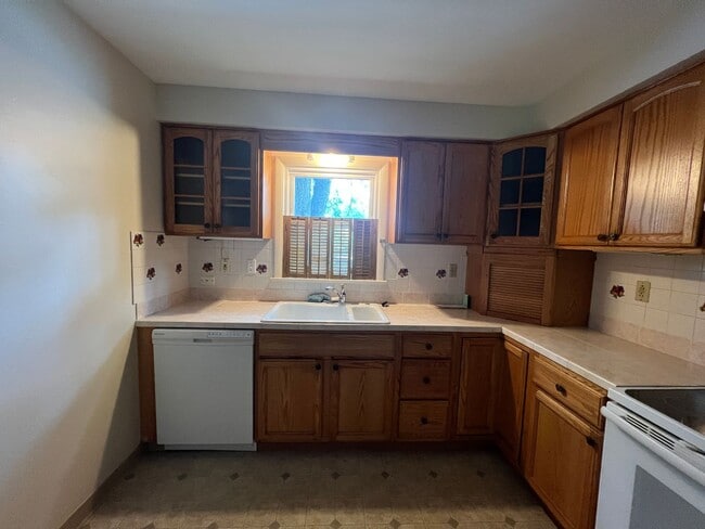 Building Photo - 26202 Lakeshore Blvd