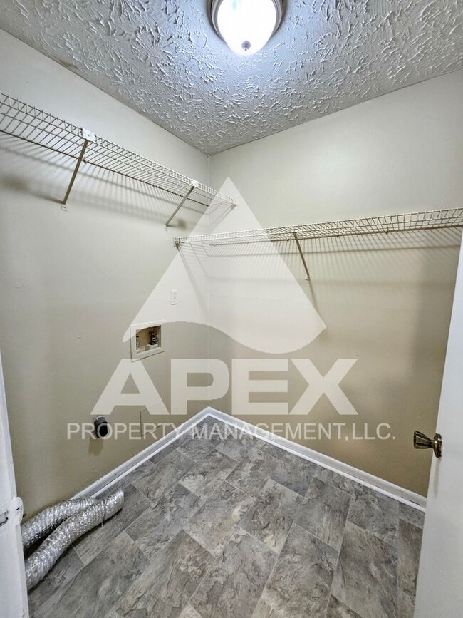 Building Photo - Spacious 2-Bdrm 1.5 Ba Townhouse style Condo in West Knoxville! End Unit!