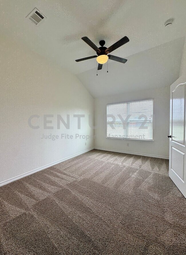 Building Photo - Charming, 2-Story 3/2.5/1 Duplex Ready For Move-In!