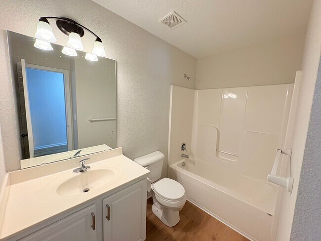 Building Photo - 118-122 SW Rock Garden St