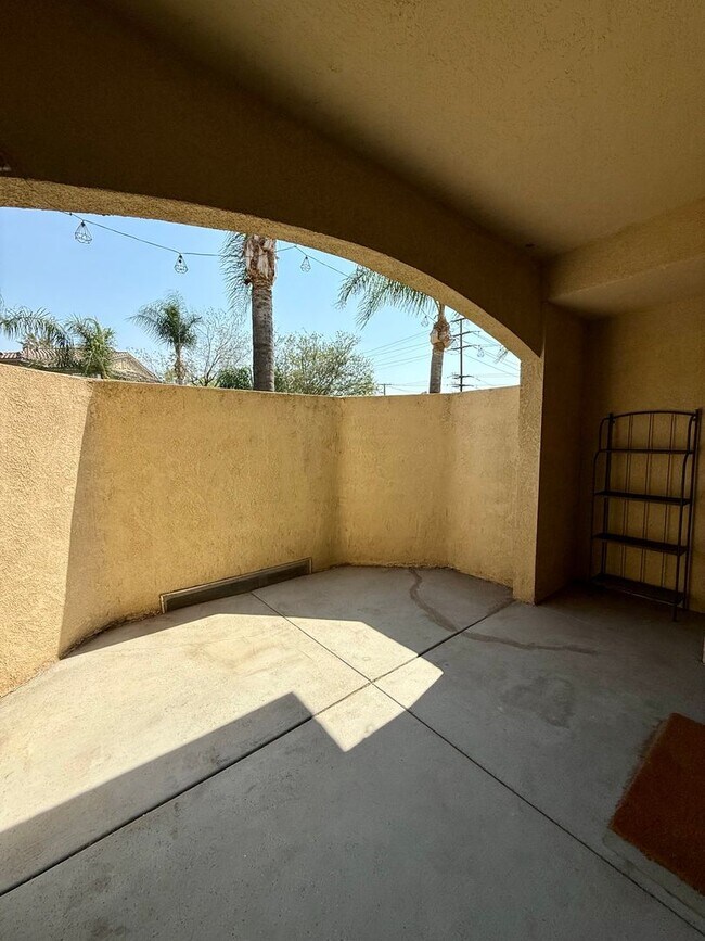 Building Photo - 3 Bedroom 2 Bathroom Condo in the Heart of Canyon Crest, Riverside!