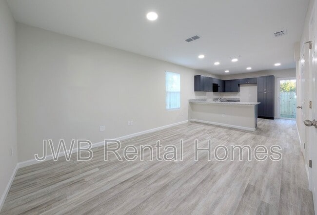 Building Photo - 843 Bridier St